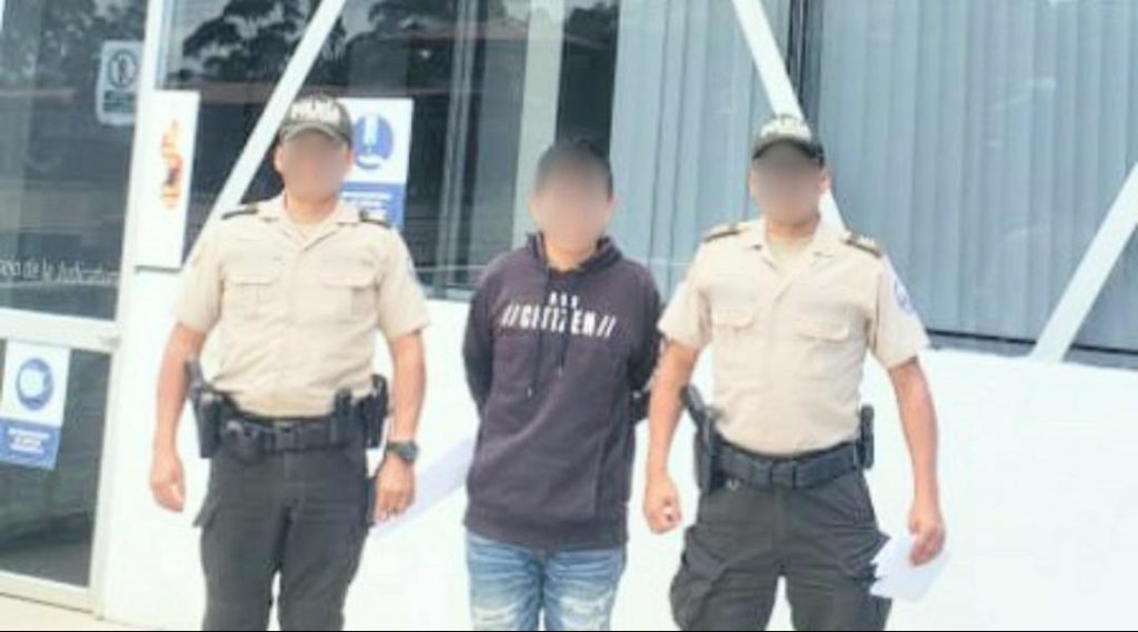 El procesado deberá pagar una multa por la infracción.