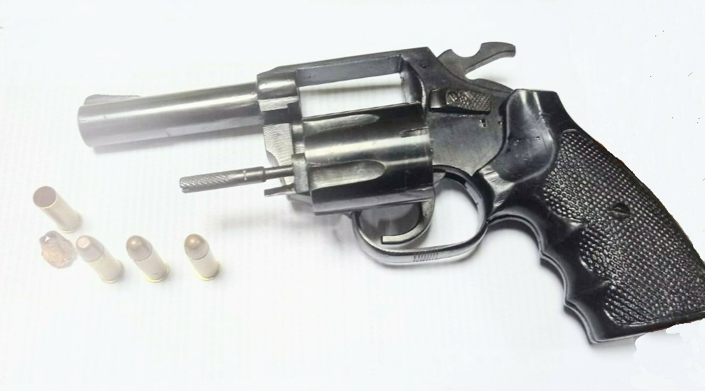 En poder del ciudadano encontraron un revólver con varias balas.