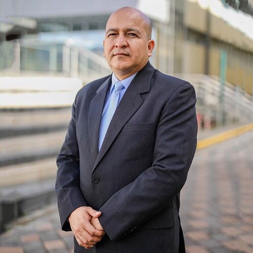 Ronald Toledo Macas, representante de la UTPL en la mesa del café.