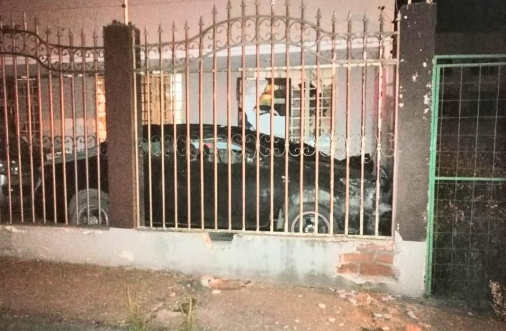 En el parqueadero de esa casa habrían colocado la dinamita.