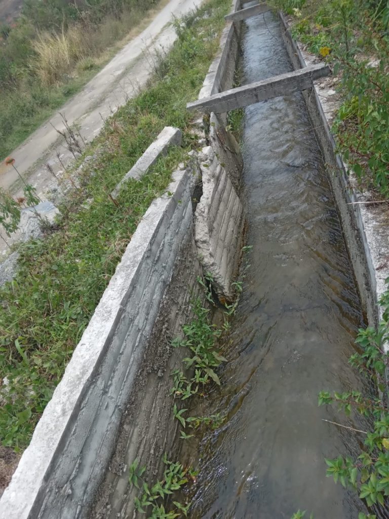 Las paredes y el piso del conducto se encuentran en malas condiciones, lo que hace que el agua rebose e invada la carretera y también se filtre.