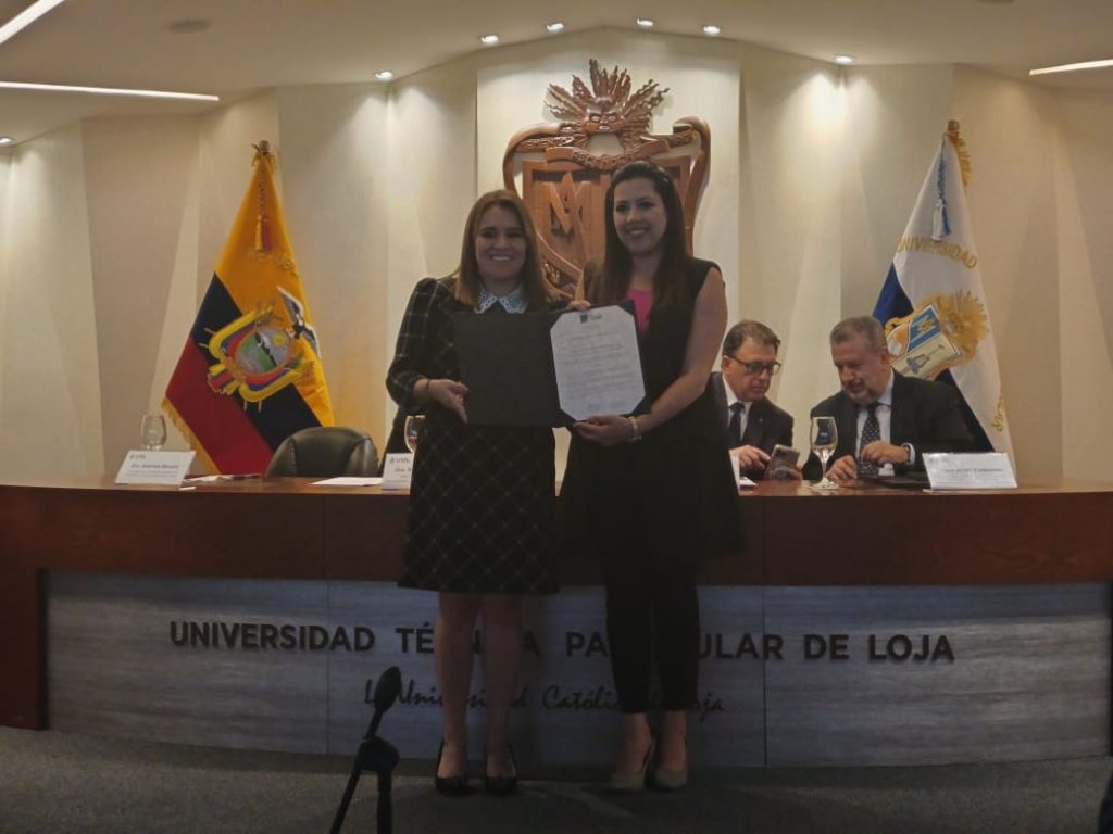 La viceprefecta de Loja, María José Coronel Romero, entregó un acuerdo a Gabriela Moreira Aguirre, titular de la Cátedra Unesco de Cultura y Educación para la Paz UTPL.