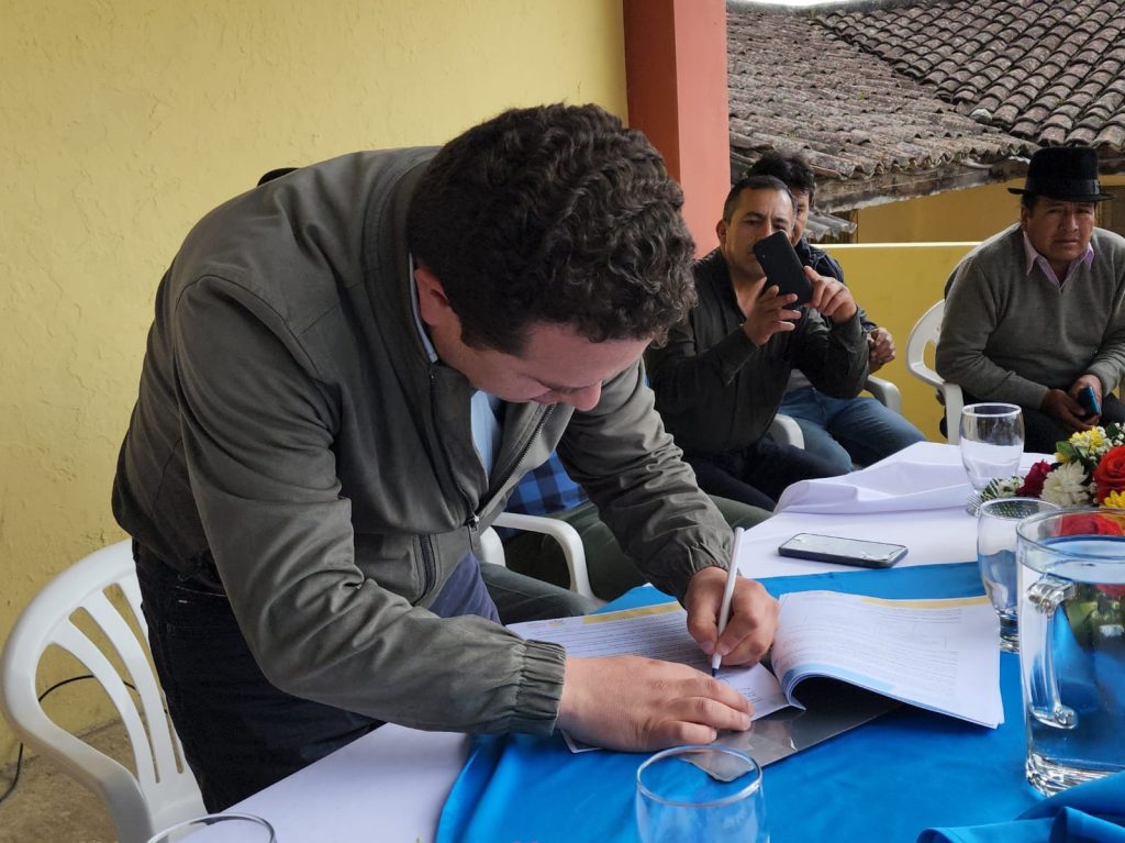 El alcalde de Saraguro, durante la firma del contrato.