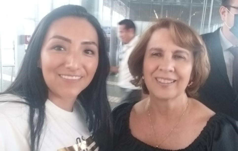 La autora del proyecto educativo, Johanna Sánchez Enríquez, junto a la directora Ejecutiva de la Fidal, Rosalía Arteaga Serrano.