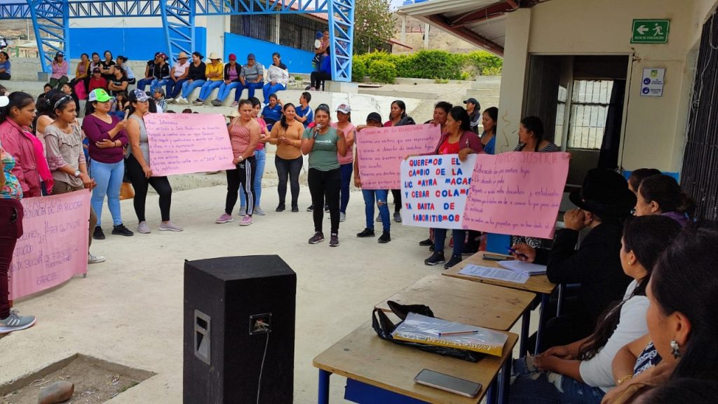 Los padres de familia protestaron, el último viernes, con carteles. (Fotografía Saraguro Inmediato)