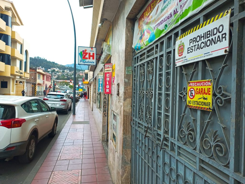 Dentro del área del Simert existen varias viviendas cuyas puertas de garaje tienen letreros donde se señala la prohibición de estacionar.