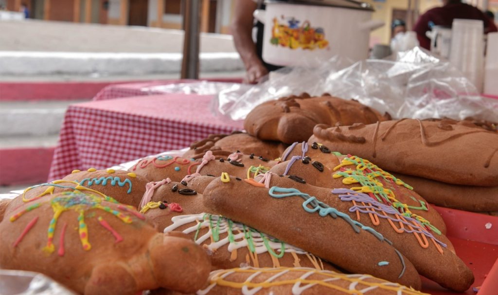 La venta de guaguas de pan y colada morada es una tradición por el Día de los Difuntos.
