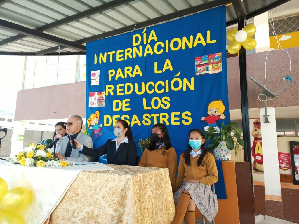 En la escuela Ciudad de Loja se cumplió un evento en el que estuvieron presentes autoridades, docentes y alumnos del plantel.