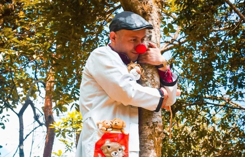 Su habilidad para el teatro le permite llevar alegría a los diversos sectores de la periferia lojana.