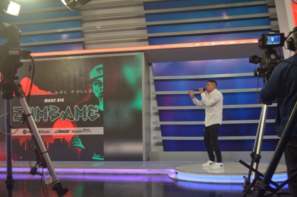 Marc Big durante su presentación en un programa televisivo argentino.