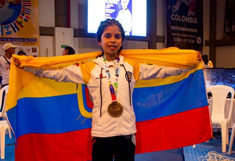 Sofía Victoria muestra orgullosa la medalla lograda.