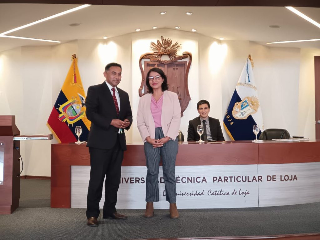 Ana Santos Delgado y Jorge Jumbo Benítez, durante la entrega del material audiovisual.