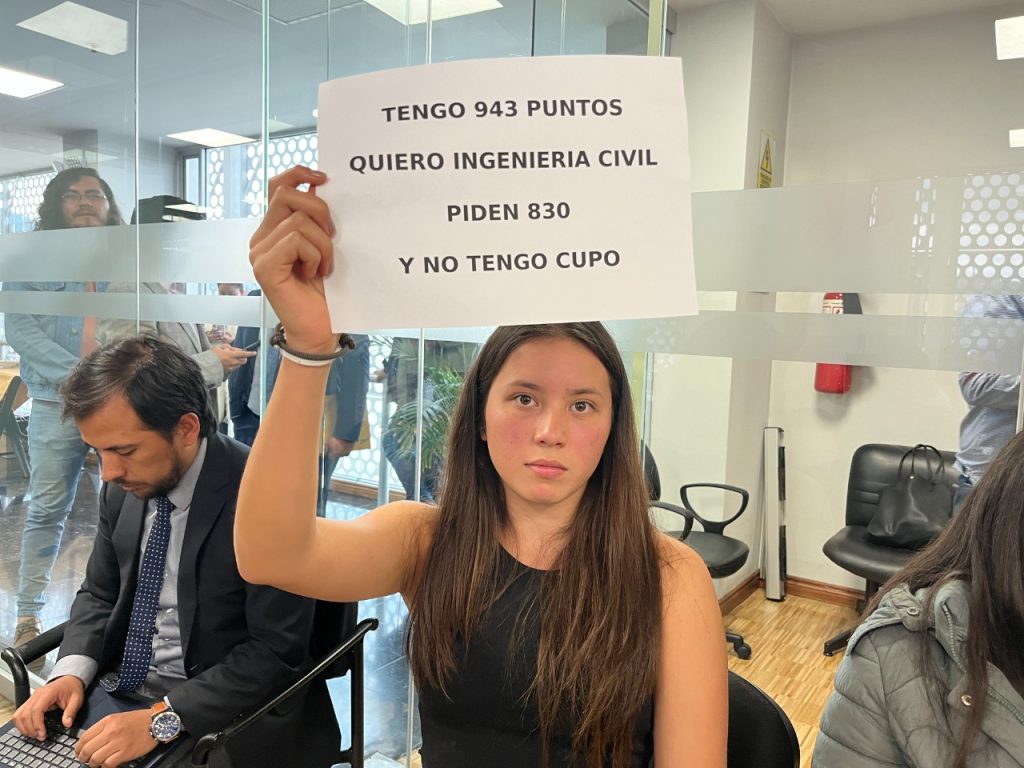 Estudiantes que no alcanzaron un cupo estuvieron en la comparecencia de la Comisión de Educación.