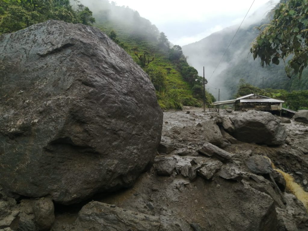 Rocas de gran tamaño bloquearon algunos tramos de la vía Loja-Zamora.