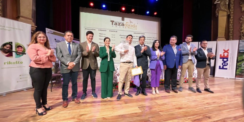 Los ganadores del concurso junto a representantes de las entidades que organizan el concurso Taza Dorada.