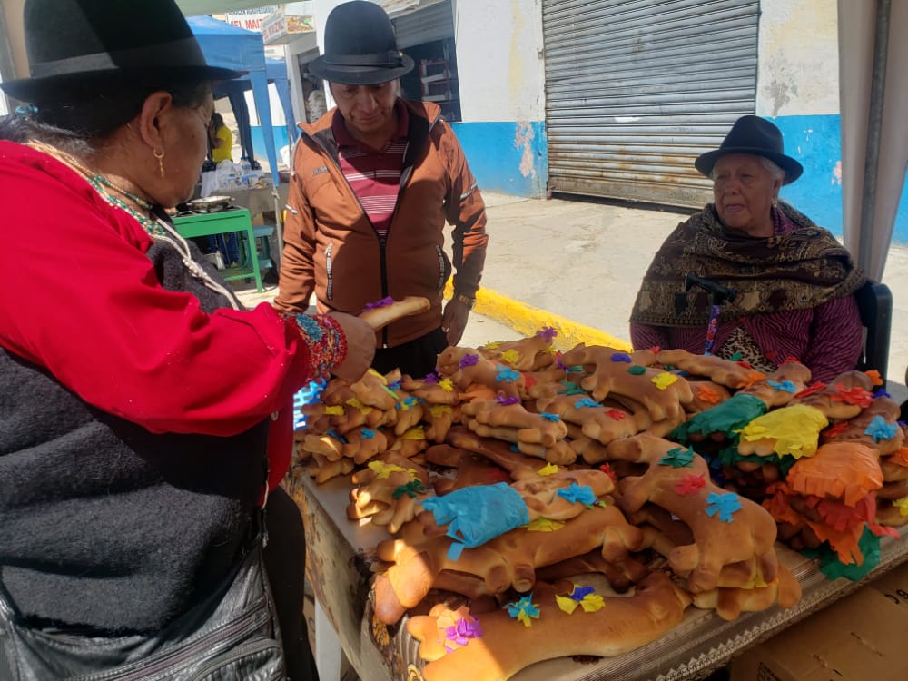 Emprendedores del cantón ofrecen los productos.