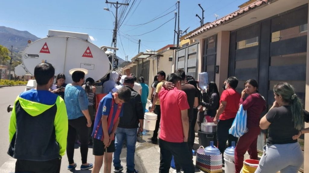 La falta del líquido vital originó inconvenientes en algunos barrios lojanos.