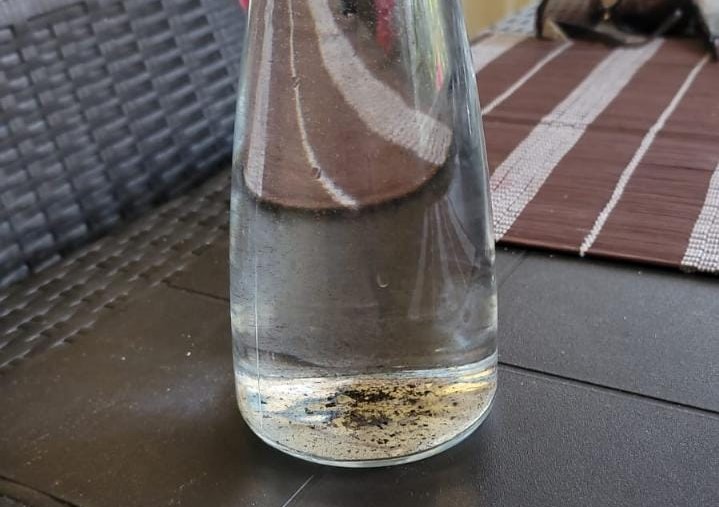 En redes sociales, moradores de Zapotillo comparten imágenes de recipientes conteniendo el agua que, señalan, es de mala calidad.