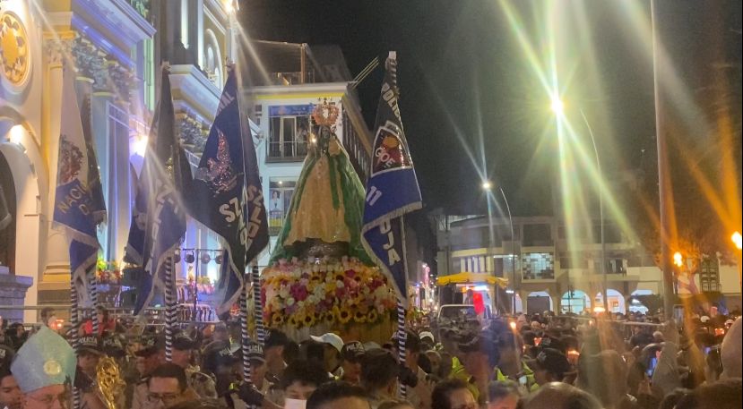 La procesión de cumplió por las calles céntricas de Loja. (Fotografía cortesía Alejandra Sánchez)