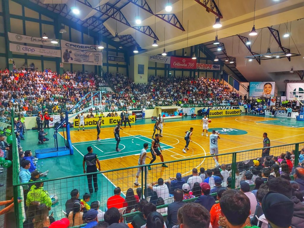 El encuentro se cumplió ante un lleno total en el Coliseo Ciudad de Loja.