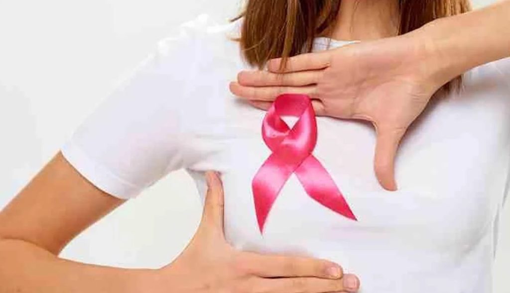 Con un laso o prenda color rosa se hace referencia al cuidado del cáncer de mama.