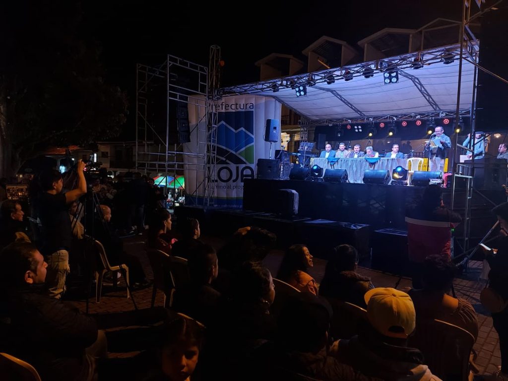 La suscripción del contrato se hizo en una tarima y con centenares de testigos.