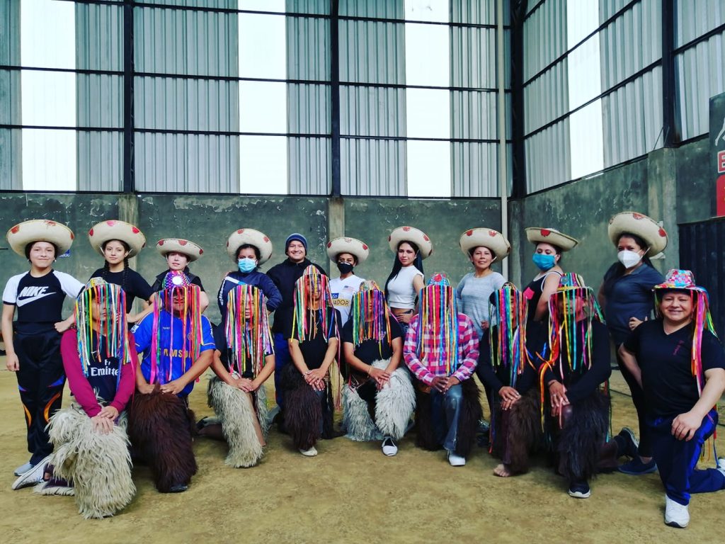 El grupo cuenta con integrantes de distintas edades.