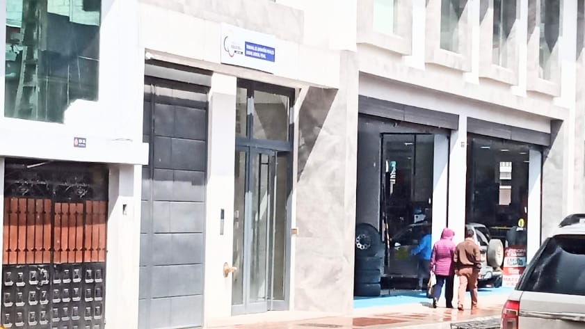 La diligencia duró alrededor de dos horas.