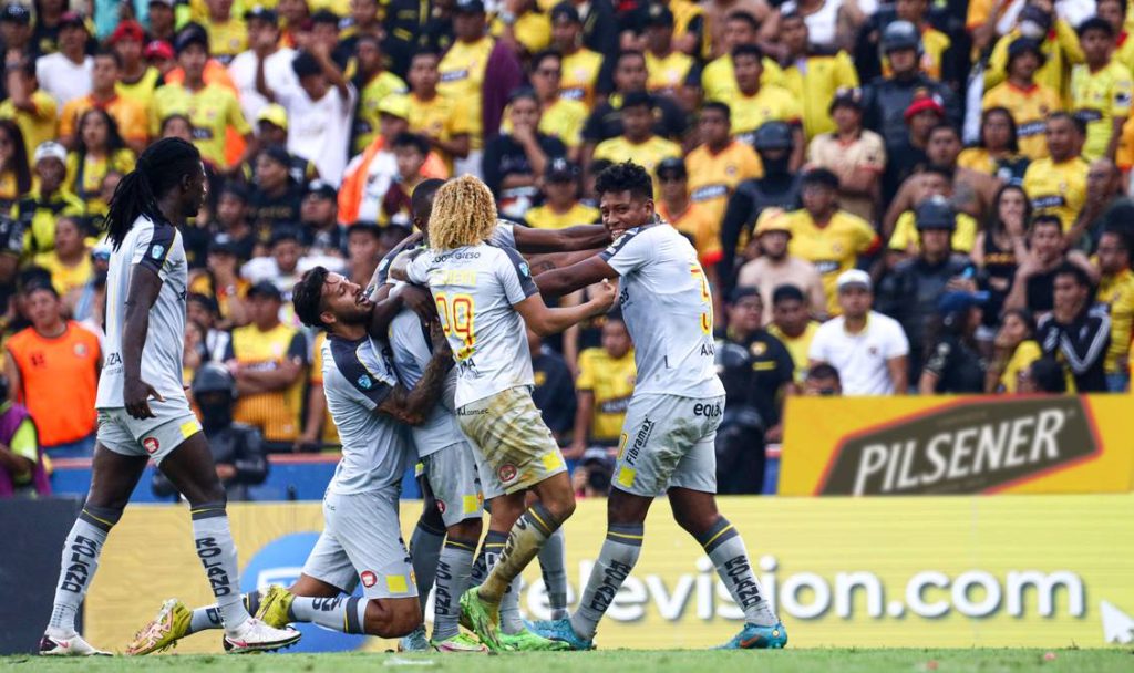 El Aucas enmudeció al estadio Monumental, que lució lleno de hinchas canarios.