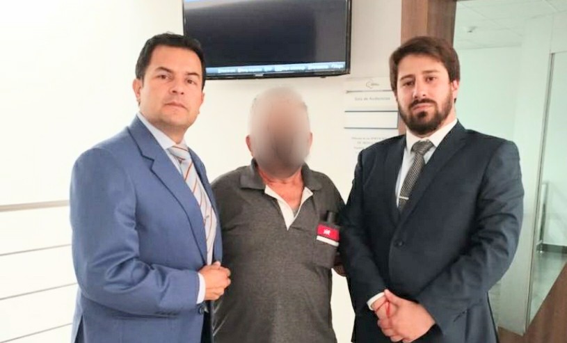 Los abogados junto al extrabajador municipal.