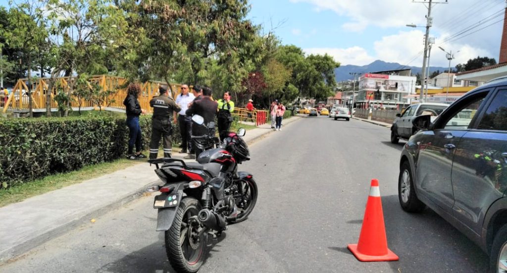 En el lugar de los hechos, los policías de la Javial recogían las pistas que dejó el accidente.