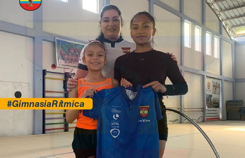 Las deportistas Ruddy Ludeña y Lia Calva, y la entrenadora Yasmir Laúcerica.