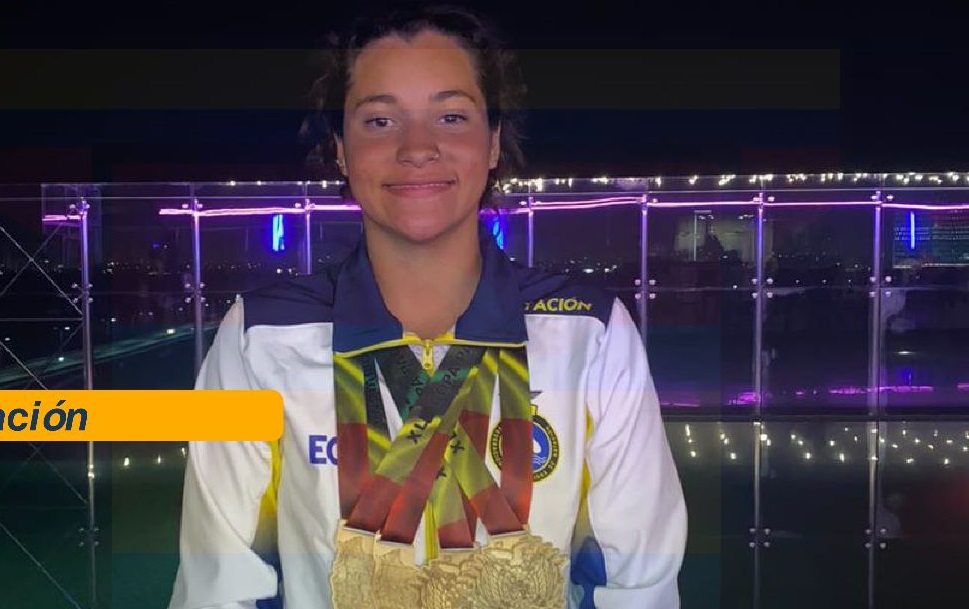 La representante lojana, Daniela Contreras muestra con alegría sus medallas.