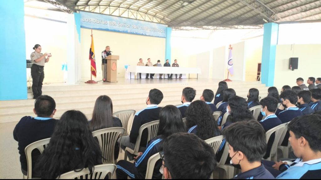 Durante el evento, María Pardo, estudiante, disertó un tema alusivo a la fecha.