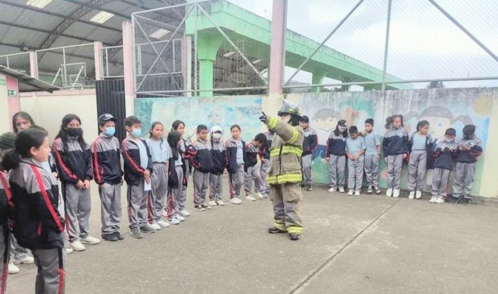 Los niños se mostraron entusiastas al manipular los extintores.