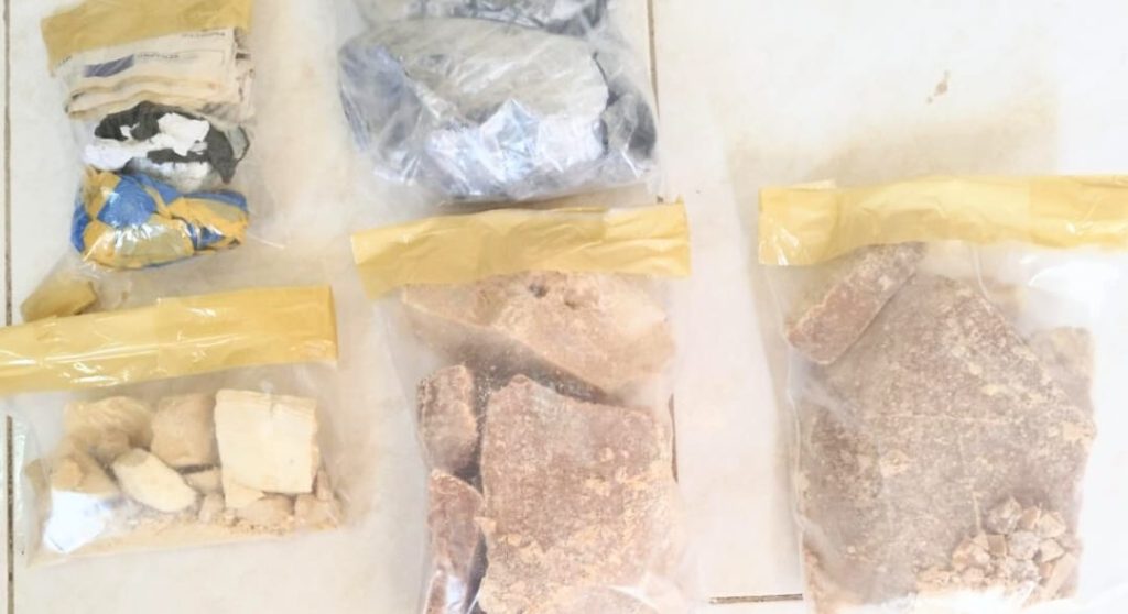 La droga fue localizada en los allanamientos a dos casas.