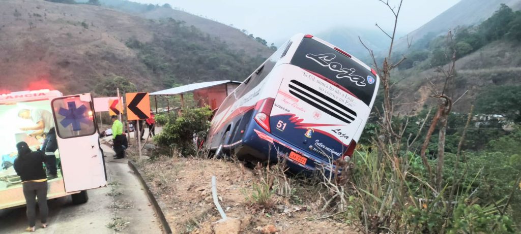 En el sector Guaduas, de ese sector, el bus se implicó en ese percance.