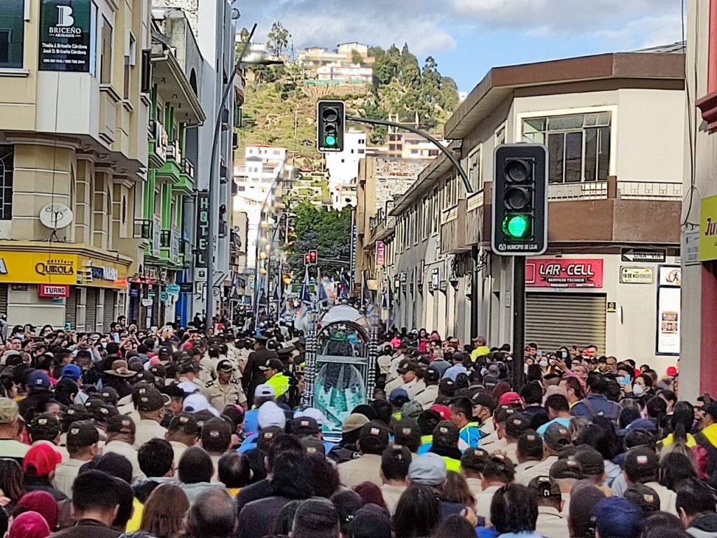 Centenares de fieles acompañaron a la ‘Churona’, ayer, en el inicio de su peregrinación, correspondiente al primer tramo.