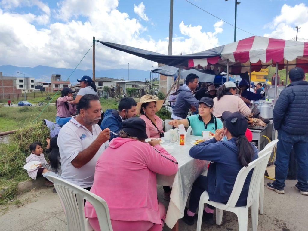 La ciudadanía se acercó a los diversos locales en busca de alimentos.