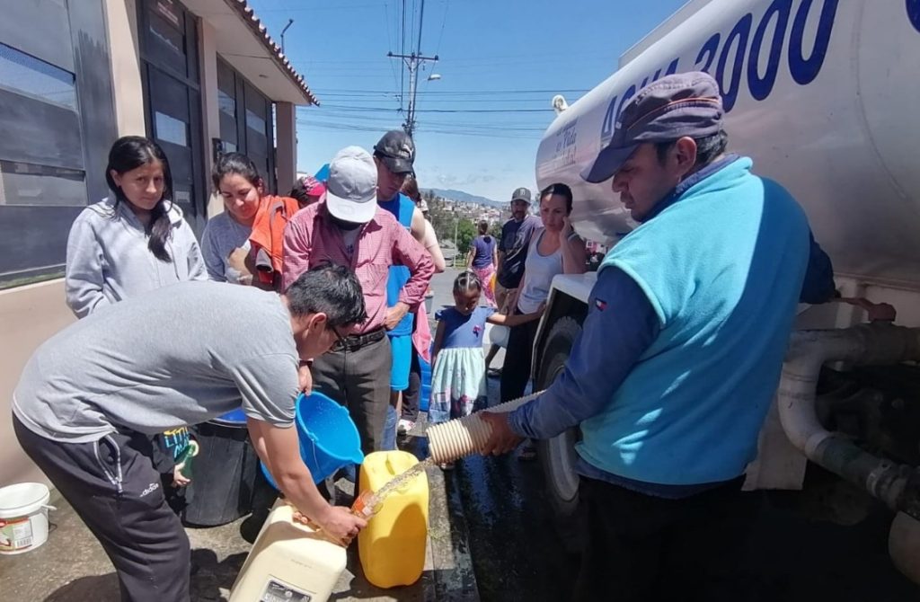 El fin de semana, vehículos tanqueros distribuyeron agua en los barrios afectados.