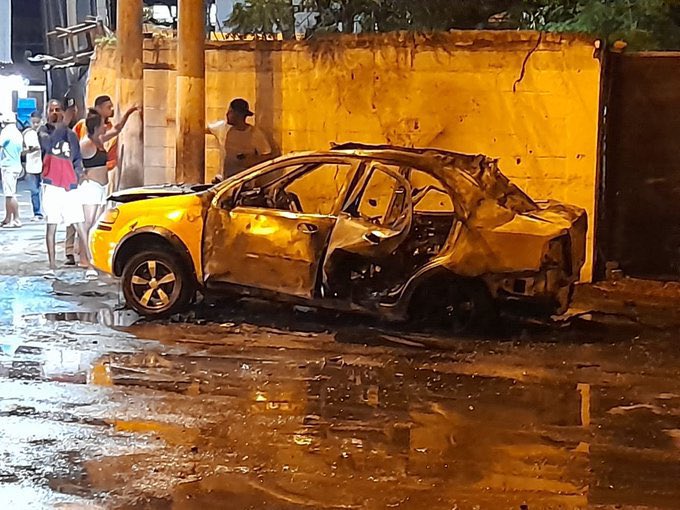 Explosiones de vehículos fueron parte de la jornada de violencia de este martes. (Foto: Twitter)