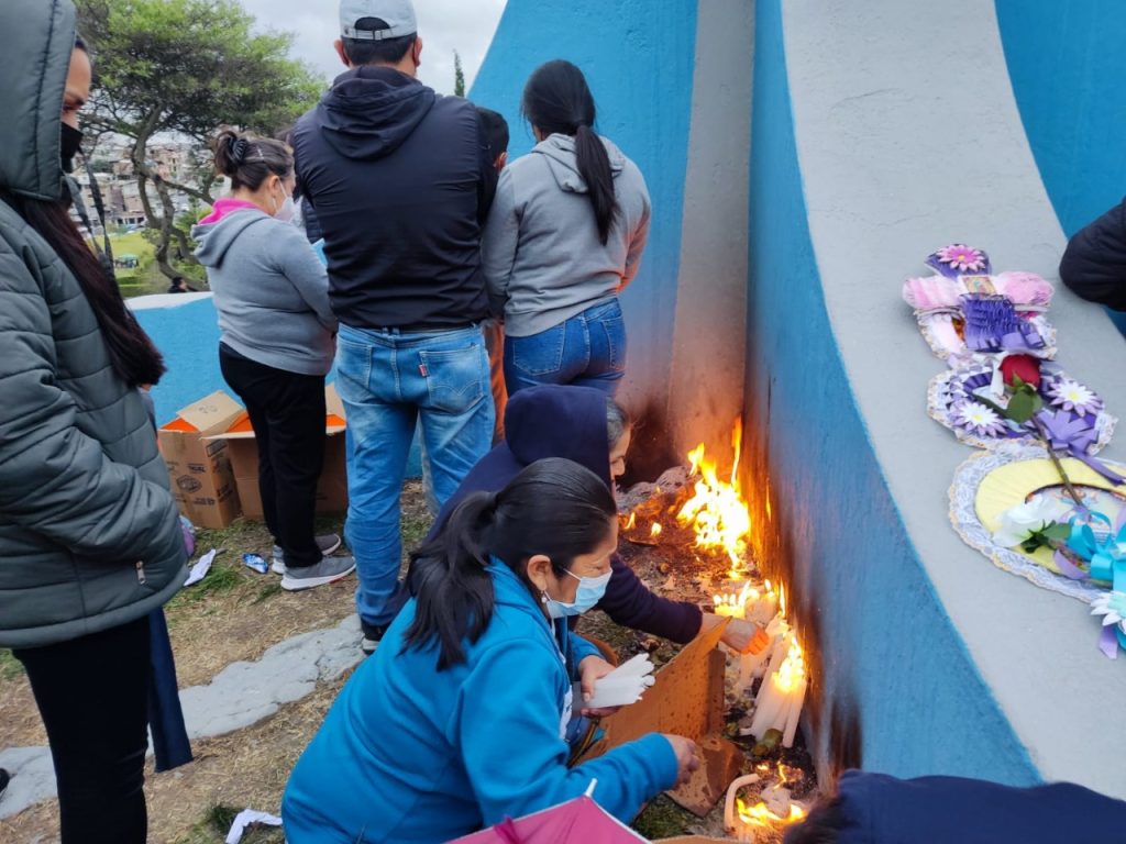Algunos familiares encendieron velas junto a la Cruz Mayor, en el Parque de los recuerdos.