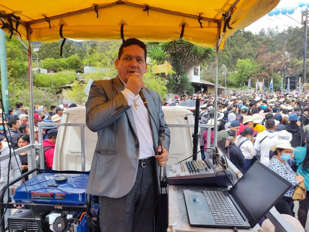 Todo el trayecto está de pie, atento a las pistas, a los controles en la consola, a la seguridad de los equipos.