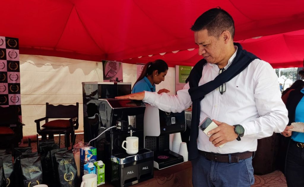 El gerente de Insignia del Ecuador, Ricardo Rivadeneira Tapia, muestra las bondades de los artefactos.