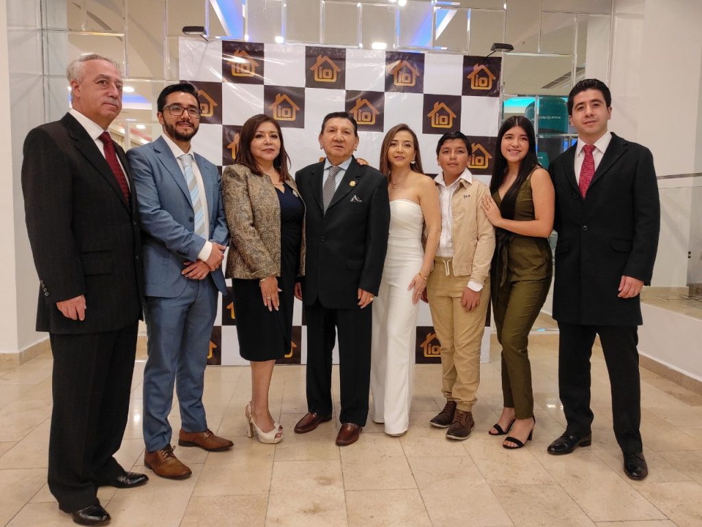 El socio fundador, Daniel Ortega Fernández, junto a integrantes de la entidad.