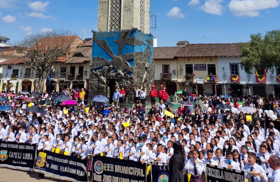La Plaza de la Independencia, el último viernes, se llenó de colorido y civismo.