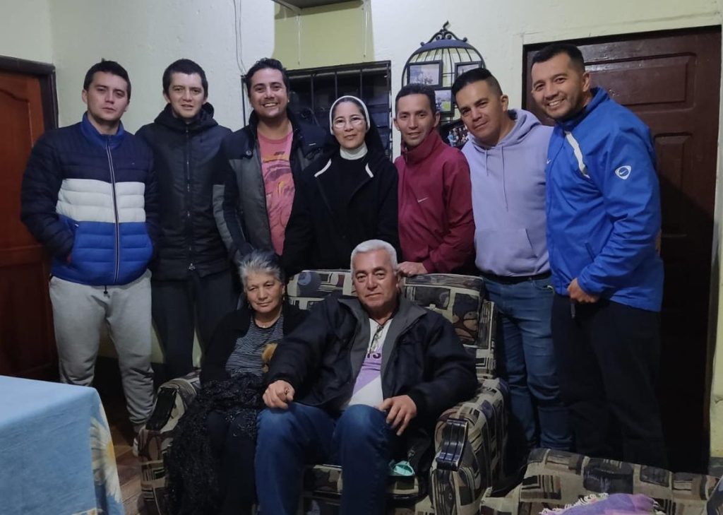 David Alejandro, el segundo a partir de la izquierda, se recupera satisfactoriamente.