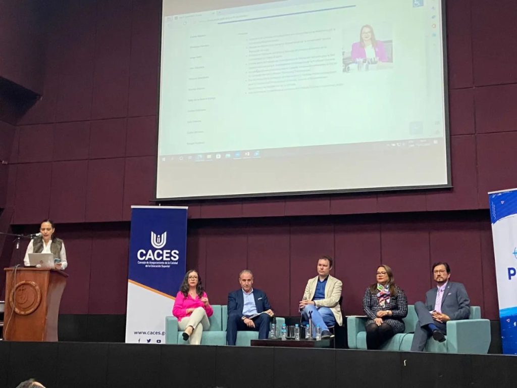La delegada del ISTS, Ana Marcela Cordero, compartió el panel junto a otros académicos.