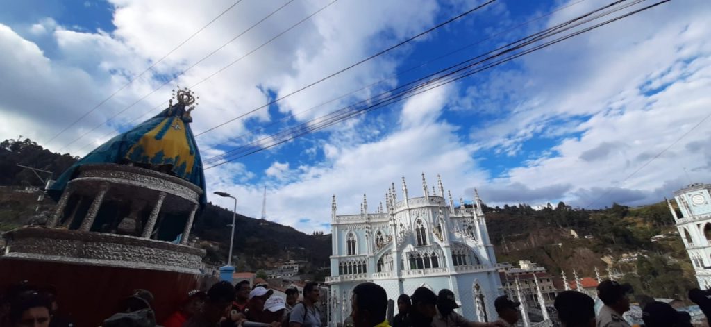 La Virgen llegó a la parroquia lojana acompañada de cientos de devotos.
