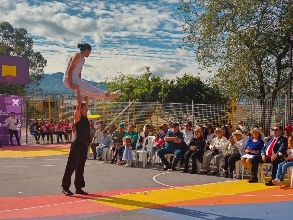 El colectivo lojano Mundos Opuestos, de los hermanos Jorge y Carlos Jiménez Quezada, intervino en la presentación nacional de Salud + Arte realizada en el barrio El Panecillo.